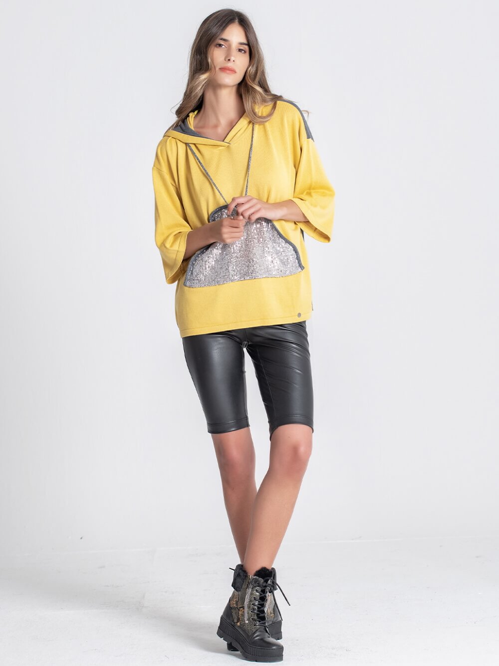 CAMISOLA CAPUZ COM BOLSO DE LANTEJOULAS