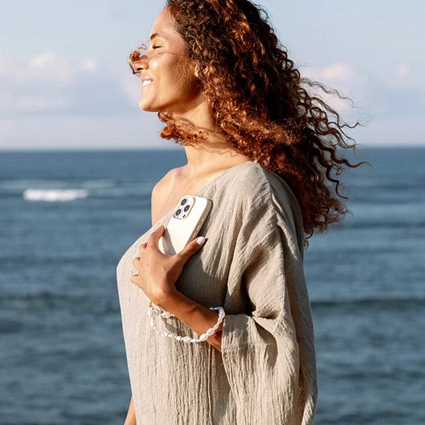 Capa para iPhone 16 Pro UNIQ Pele Sintética Magnética Bege