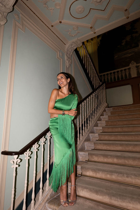 Vestido assimétrico com pormenor de franjas