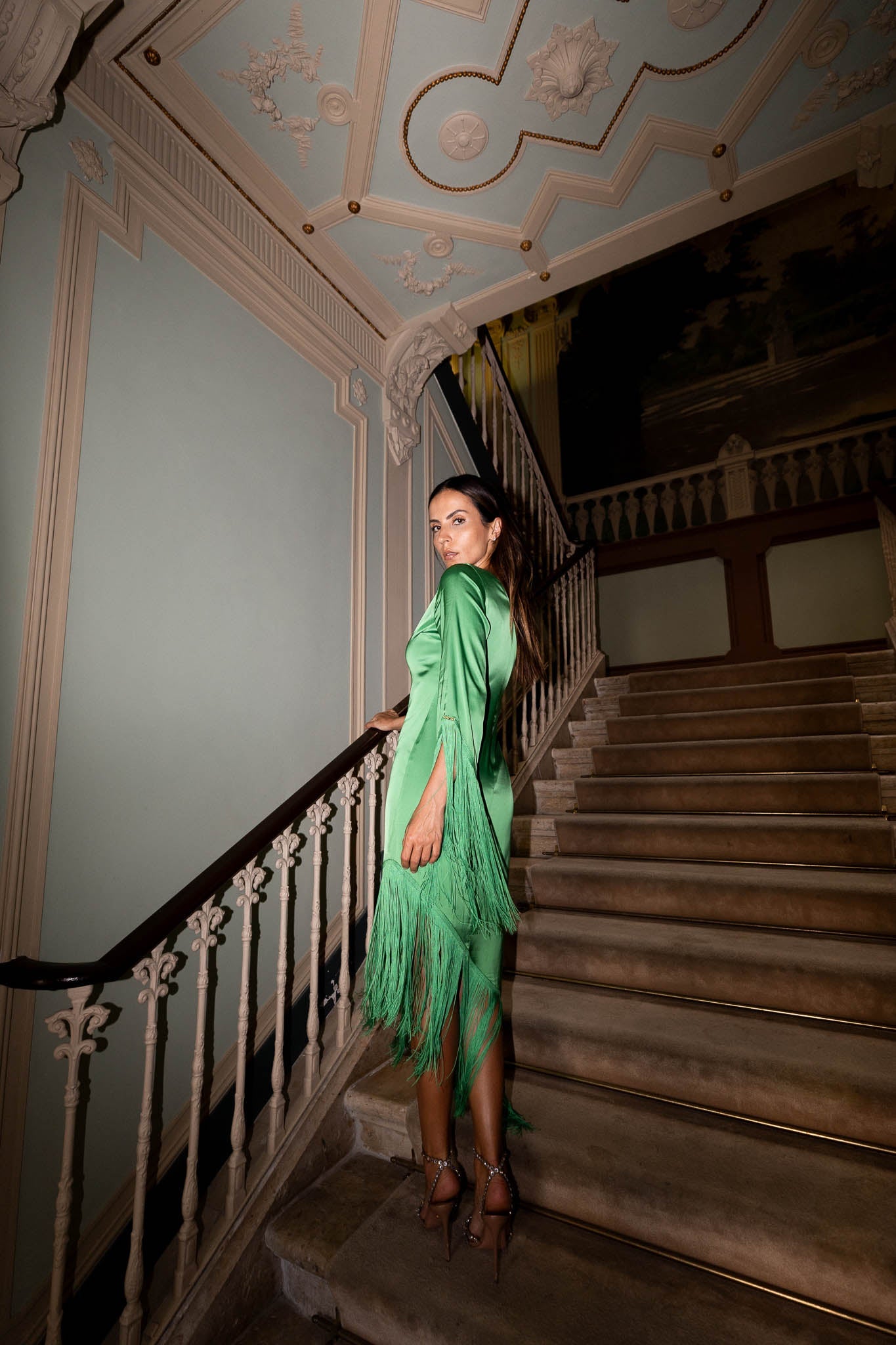 Vestido assimétrico com pormenor de franjas