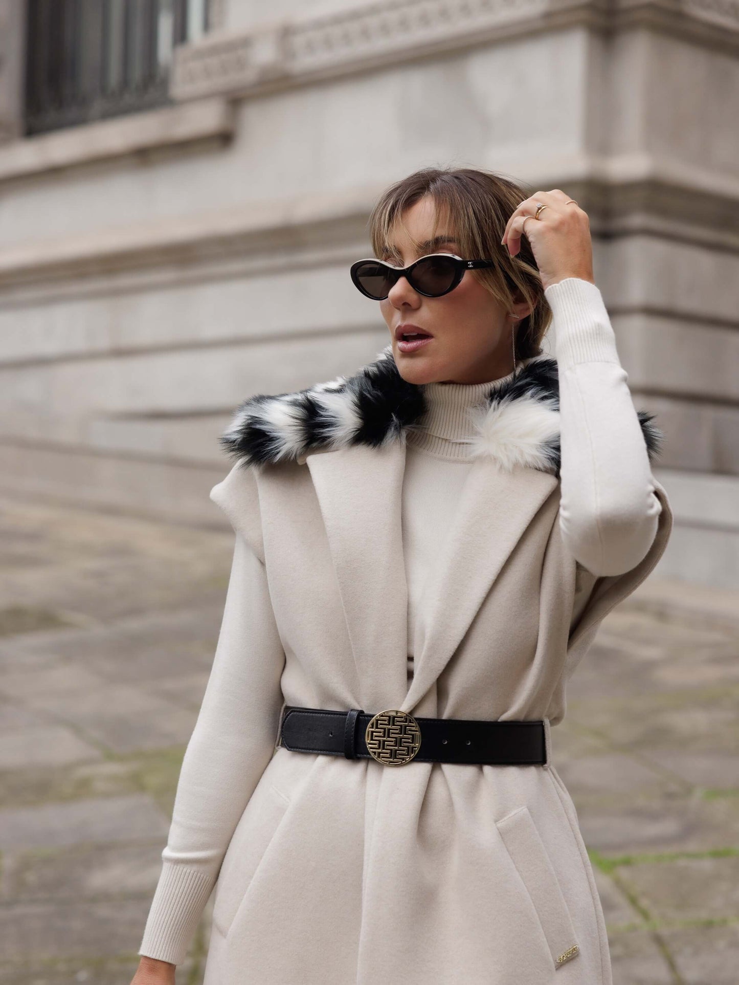 COLETE COMPRIDO COM GOLA EM PÊLO BEGE