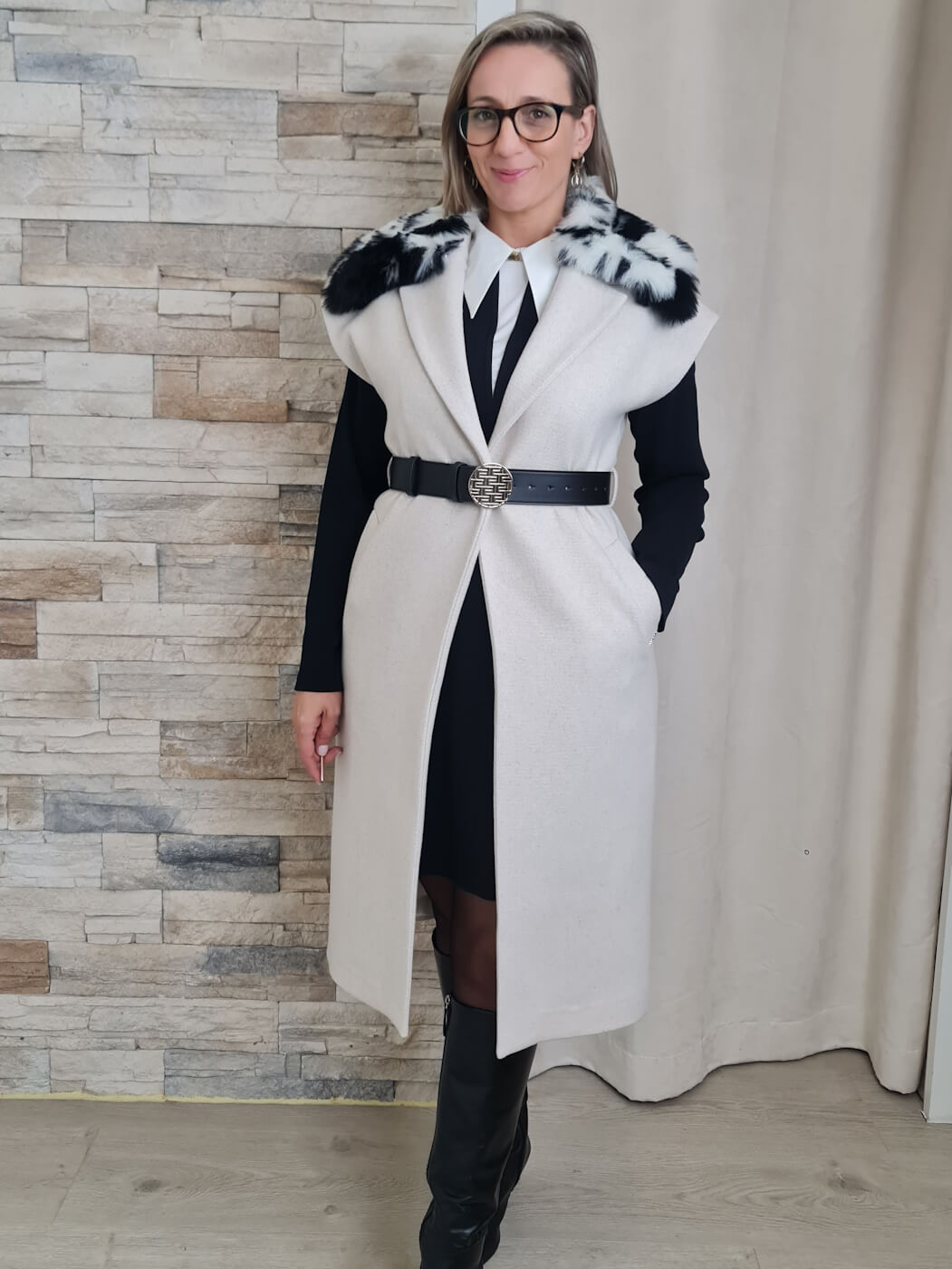 COLETE COMPRIDO COM GOLA EM PÊLO BEGE