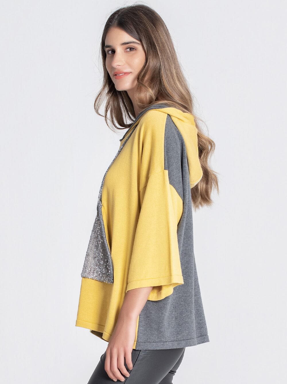 CAMISOLA CAPUZ COM BOLSO DE LANTEJOULAS