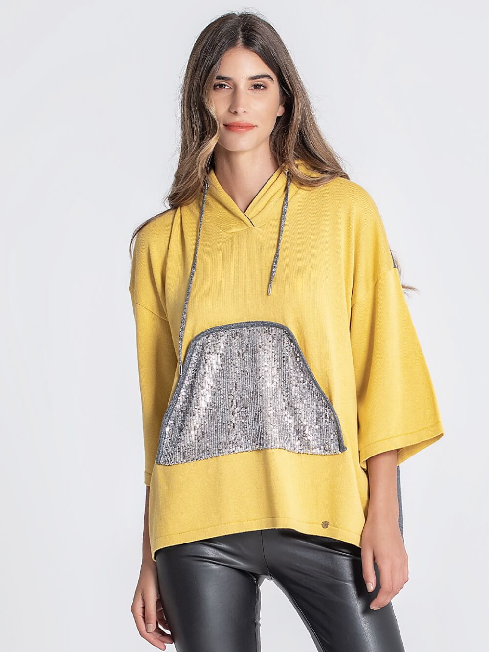 CAMISOLA CAPUZ COM BOLSO DE LANTEJOULAS