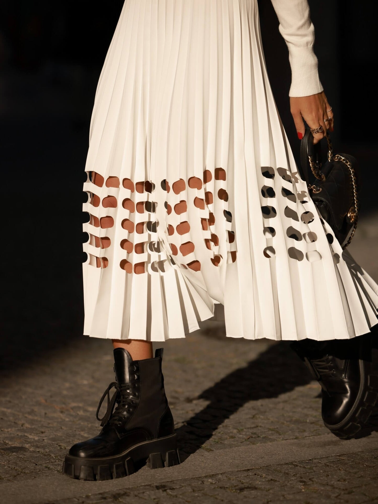 VESTIDO GOLA ALTA C/ SAIA PLISSADA