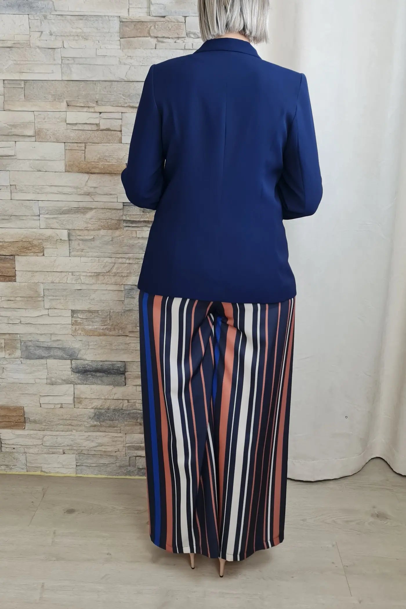 CALÇAS LARGAS ÀS RISCAS