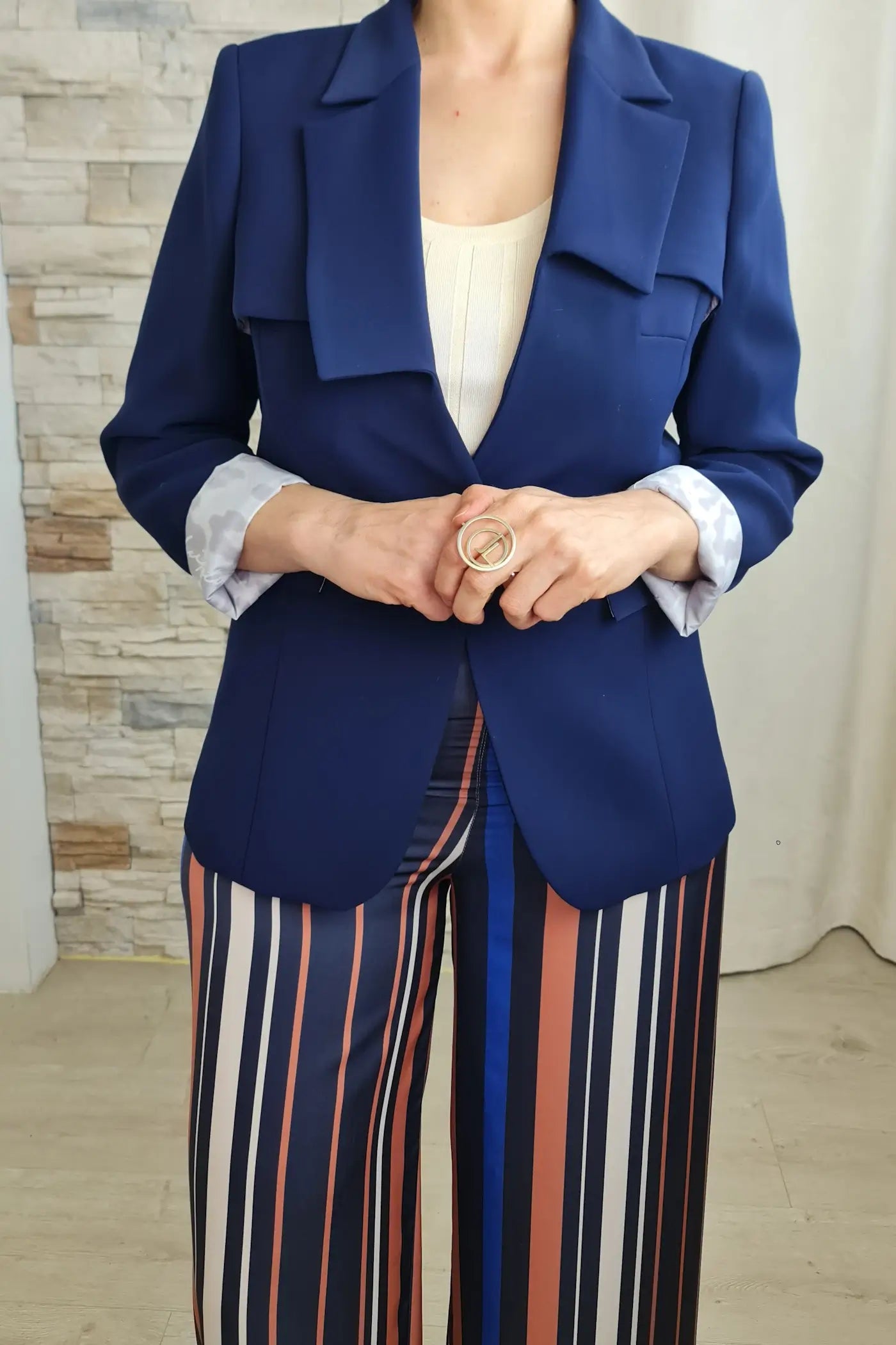 CALÇAS LARGAS ÀS RISCAS