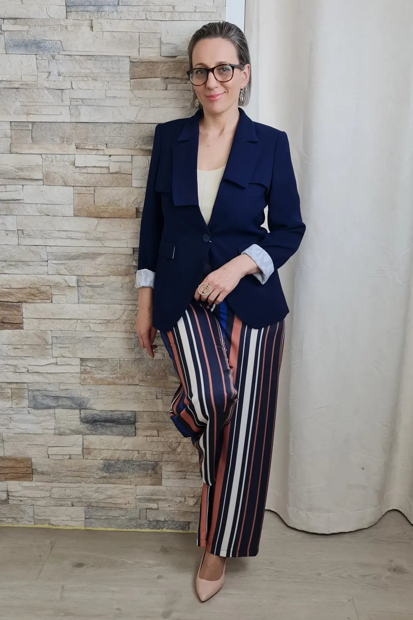 CALÇAS LARGAS ÀS RISCAS