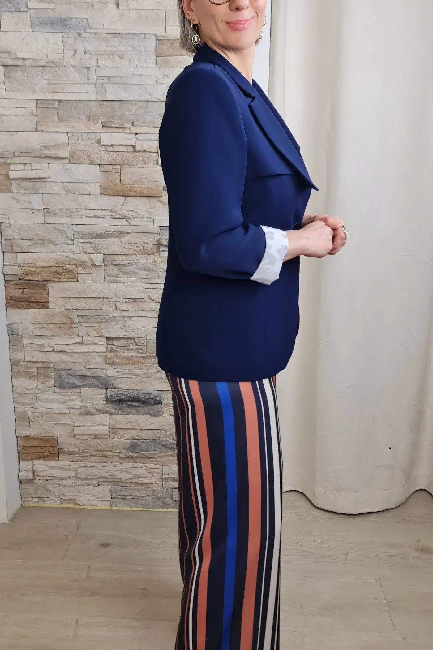 CALÇAS LARGAS ÀS RISCAS